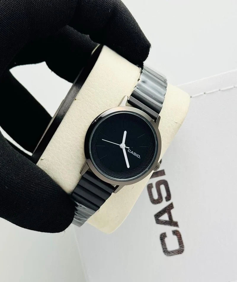 Minimalist Analog Watch with Gold-Tone Metal Strap
