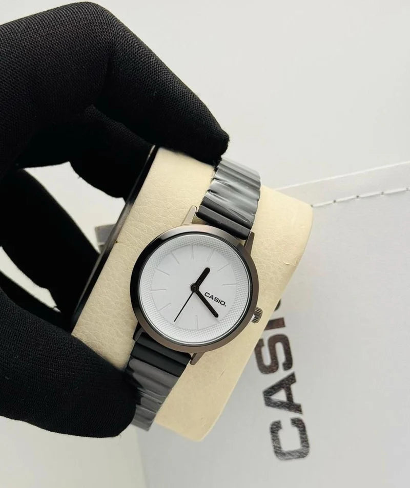 Minimalist Analog Watch with Gold-Tone Metal Strap