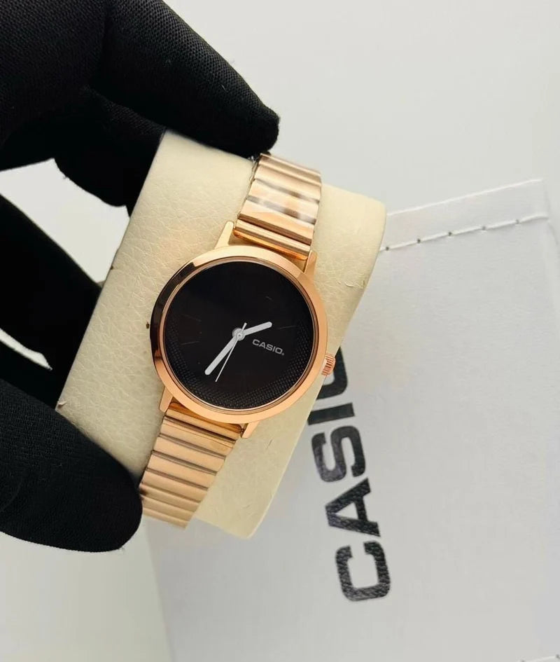 Minimalist Analog Watch with Gold-Tone Metal Strap
