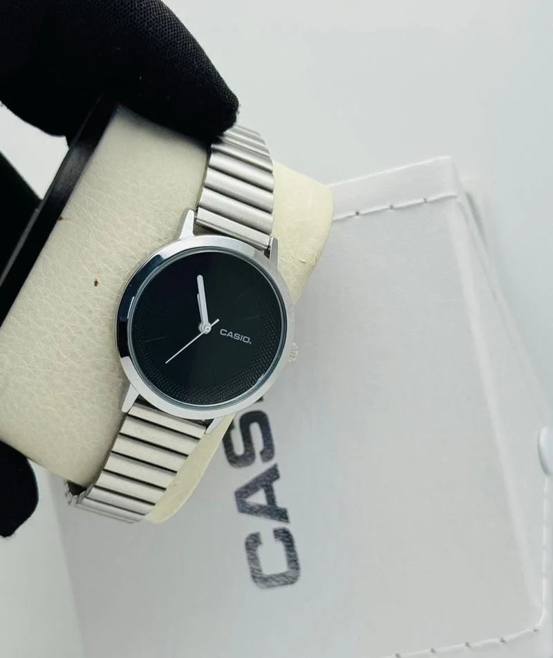 Minimalist Analog Watch with Gold-Tone Metal Strap