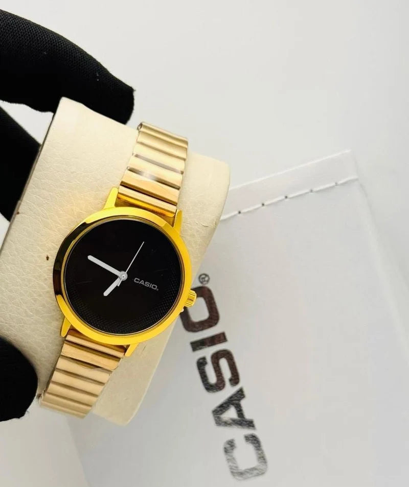 Minimalist Analog Watch with Gold-Tone Metal Strap